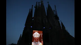 Papa Leão XIV inaugura torre da Sagrada Família e faz apelo pela paz