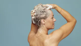 Cabelo impecável e sem frizz: 3 ajustes simples que te deixam com cabelo de salão lavando em casa