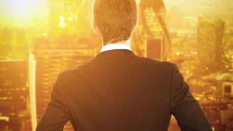 Index Funds vs Active Mutual Funds: Managing Investment Risk For First-Time Young Earners