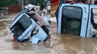 Ghaziabad Auto Filled With Passengers Overturns Due To Severe Waterlogging; Video Sparks Outrage