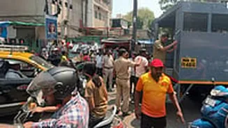 Mumbai News: BMC Cracks Down On Illegal Spice Vendors In Lalbaug’s Mirchi Galli, Clears Encroachments To Ease Pedestrian Movement