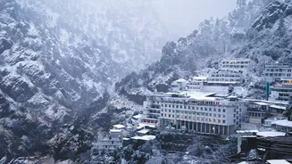 Vaishno Devi yatra suspended due to heavy snowfall in J&K