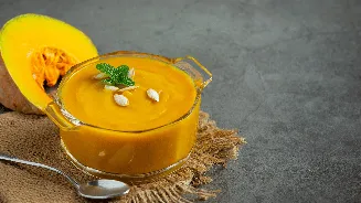 Caldo de abóbora cremoso: receita fácil e econômica para aquecer os dias frios