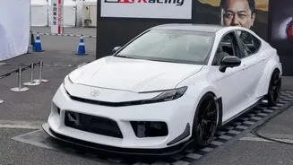Toyota cria Camry com dois motores a combustão, sete cilindros e 700 cv