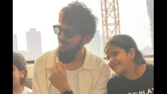 Kartik Aaryan Surprises Fans on Mumbai Metro
