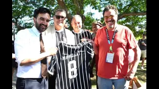 Prefeito de NY ganha manto do Corinthians por citar ídolos brasileiros