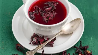 How Hibiscus Botanicals Replace Artificial Syrups In Modern Cold Tea Drinks