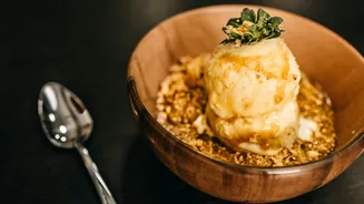 Crumble de banana e coco com sorvete: sobremesa quentinha, cremosa e irresistível