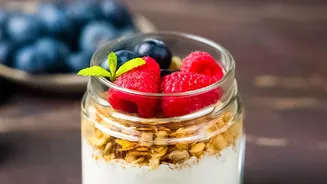 Quick Berry Parfait With Fruit And Yoghurt: Quick Snack Comes Into Focus