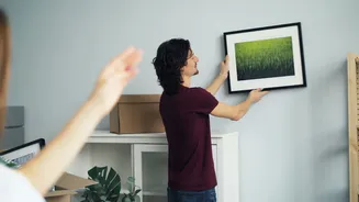 Adeus furadeira! 7 truques fáceis para pendurar quadros sem estragar a parede