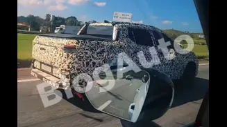 Corolla com caçamba: picape híbrida flex da Toyota aparece em testes no Brasil