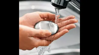 Adeus cheiro de alho e cebola nas mãos! O truque com inox que elimina odores