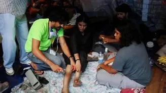 Doctors at Delhi's Jantar Mantar provide on site care
