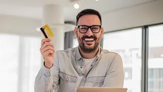 Know The Pros And Cons Of UPI And Credit Cards Before Your Holiday Begins
