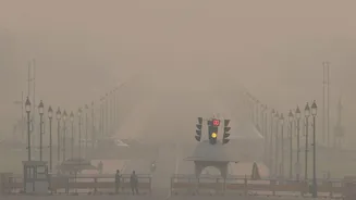 Delhi air quality stays 'very poor'; fog cancels 148 flights