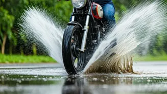 बाइक लवर्स के लिए 5 मॉनसून हैक्स, सेफ होगी हर राइड