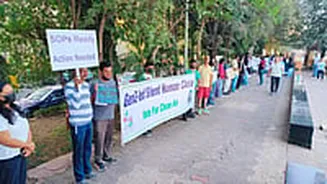 Navi Mumbai Youth Form Silent Human Chain At Vashi Mini Seashore, Demand Clean Air Ahead Of Civic Elections
