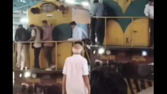 Borivali Station Turns Into ‘Khatron Ke Khiladi’ Set: People Use Train Engine As Footover Bridge – ‘Malad Main Bhi Same’