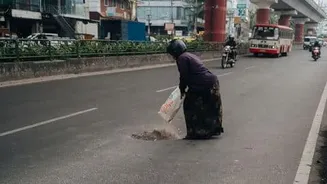 Bengaluru woman goes viral after filling pothole with stone chips