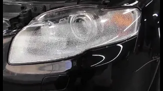Água no farol pode até fazer a lâmpada explodir; veja causas e como evitar