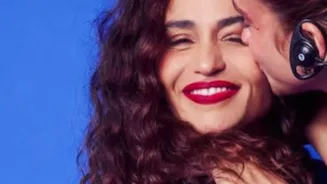 Nanda Costa surge em foto com produtora apontada como seu novo affair