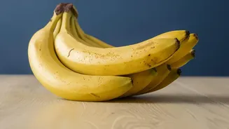 A Dietitian Explains How Apples Trigger Banana Ripening