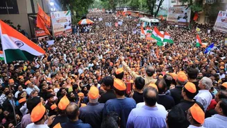 दिल्ली में संसद मार्च के लिए उमड़ी भीड़ पर पुलिस का लाठीचार्ज, आंसू गैस के गोले दागे