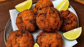 Crocante por fora e queijo derretido por dentro: aprenda a fazer bolinho de linguiça para a Copa