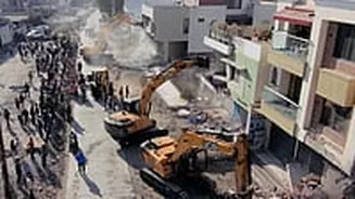 Indore News: Indore Municipal Corporation Razed Over 35 Illegal Constructions for Master Plan Road Widening