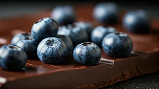Dark Chocolate & Berries: Brain-Boosting Bliss!