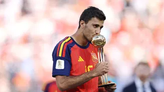 Rodri supera Messi e leva a Bola de Ouro da Copa do Mundo após título da Espanha