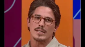 Romulo Arantes Neto será perseguido por Tatá Werneck em Quem Ama Cuida