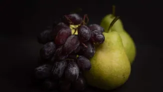 Black grapes v/s pears: Which is better for you?