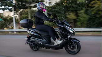 Scooter Burgman volta ao Brasil com Hojue, que também lança trail NK 160