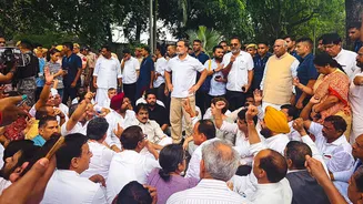प्रधानमंत्री आवास के सामने सांसदों का धरना, पुलिस ने राहुल गांधी-अखिलेश यादव को हिरासत में लिया