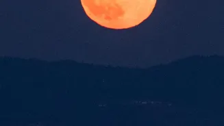 Why the Hunter's Moon looks so huge