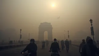 Delhi AQI Remains ‘Very Poor’ as Dense Fog Reduces Visibility; Check Flight Status and AQI in Your Area