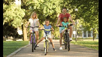 Pais e filhos: movimento leve aproxima a família e ativa o corpo no dia a dia