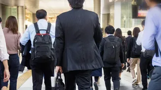 Beating Algorithmic Screening: How Jobseekers Build Prompt Chains To Enhance Resume Visibility