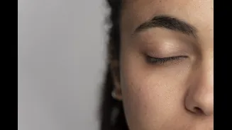 Vaselina nos cílios: tendência viral pode trazer riscos para a saúde