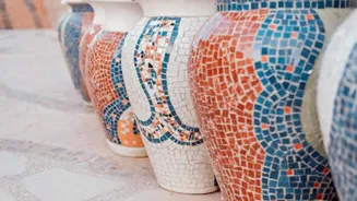 This is how you can create mosaic jars at home