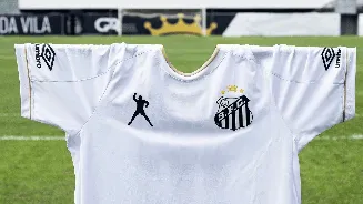 Santos lança camisa de Pelé com Neymar pai; veja fotos