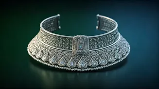 Kareena Kapoor Khan Loves Choker Necklaces