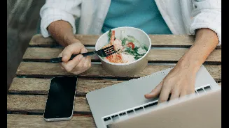 Acumular tarefas sem pausa pode bagunçar sua fome no dia