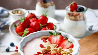 Yoghurt and Berries Make a Quick Breakfast With Natural Sweetness