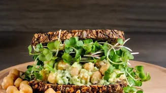 A Packed Lunch Formula: Protein, Produce, Grain and Crunch