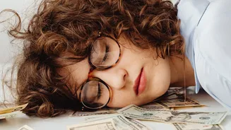 Seeing Money in Your Dream? Here's What It Means According to Astrology and Psychology