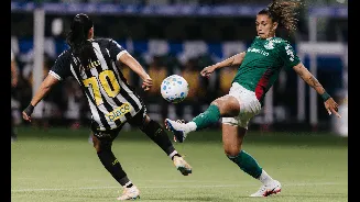 Zagueira é expulsa por motivo bizarro em clássico no Brasileirão Feminino