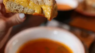 Todo mundo está fazendo: a receita de sopa de tomate com queijo quente que viralizou nas redes