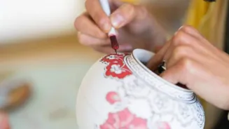 How to decorate vases with beautiful geometric designs